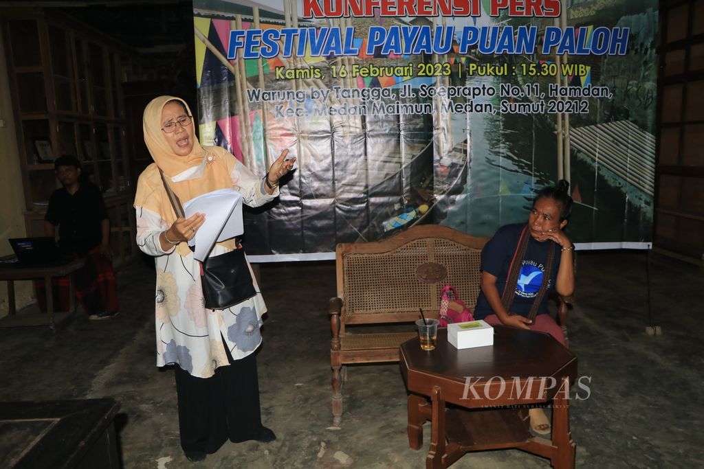 Para pegiat seni pertunjukan menampilkan puisi dalam konferensi pers Festival Payau Puan Paloh di Medan, Sumatera Utara, Kamis (16/2/2023). Festival itu akan dilaksanakan pada 11-12 Maret di Kelurahan Paya Pasir, Medan. 