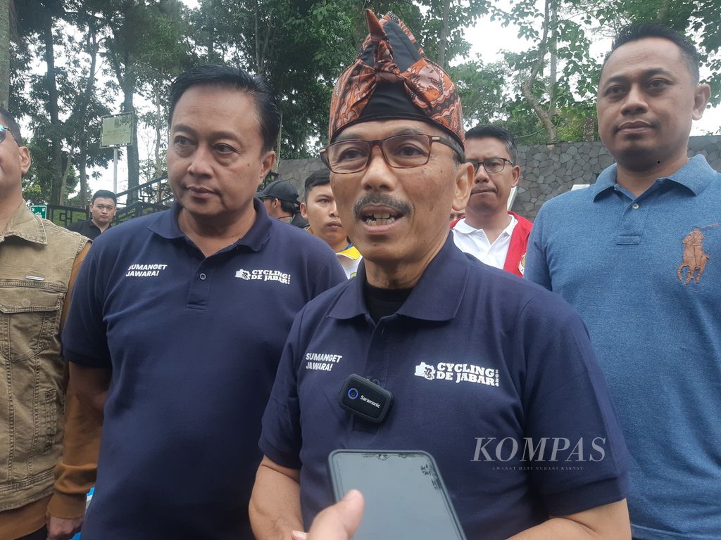 Penjabat Bupati Kuningan Raden Iip Hidajat saat diwawancara di Waduk Darma, Kabupaten Kuningan, Jawa Barat, Sabtu (25/5/2024).