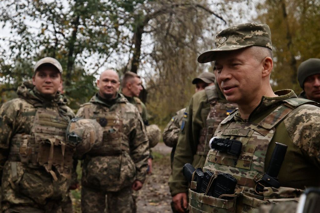 Kepala Staf Angkatan Darat Ukraina Kolonel Jenderal  Oleksandr Syrskyi (kanan) pada Oktober 2022. Mulai Kamis (8/2/2024), Syrskyi menjadi Panglima Angkatan Bersenjata Ukraina.