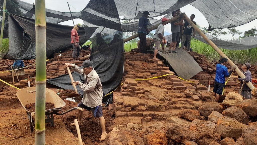 Proses ekskavasi Situs Srigading oleh tim arkeolog Balai Pelestarian Cagar Budaya Jawa Timur di Desa Srigading, Kecamatan Lawang, Kabupaten Malang, Jawa Timur, Minggu (6/3/2022).