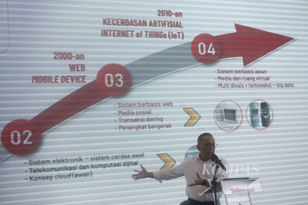 Kepala BRIN Laksana Tri Handoko menyampaikan pidato kunci dalam webinar yang diadakan Kompas.id di Telkomsel Smart Office, Telkom Hub, Jakarta, Selasa (6/372023). 