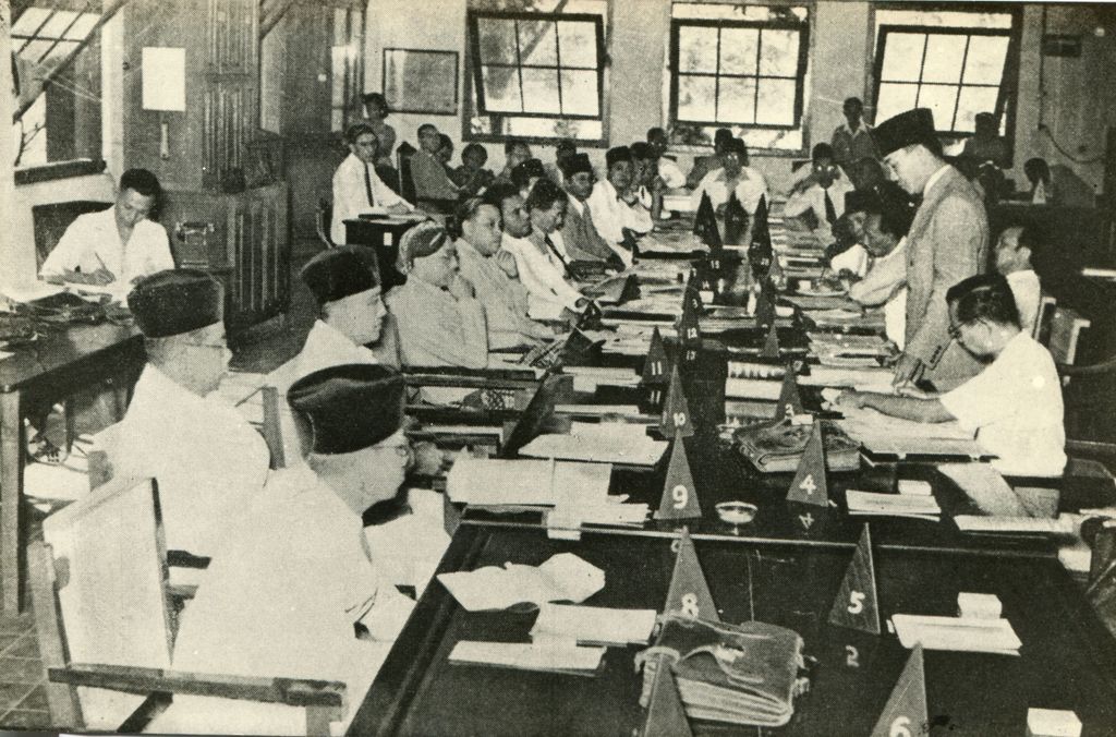Rapat Panitia Persiapan Kemerdekaan Indonesia di Pejambon Jakarta pada bulan Agustus 1945.