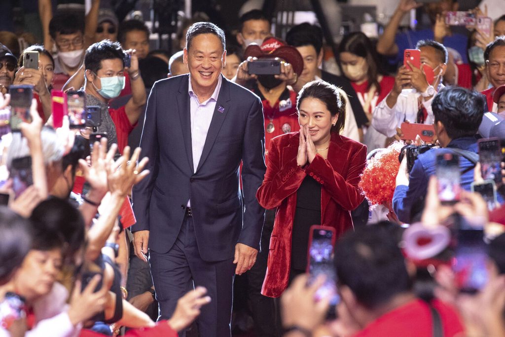 Politikus dari Partai Pheu Thai Srettha Thavisin (kiri) dan Paetongtarn Shinawatra menyapa pendukung dalam kegiatan kampanye menjelang pemilihan umum Thailand di Bangkok, 12 Mei 2022. Pada 23 Agustus 2023, Srettha resmi menjadi Perdana Menteri Ke-30 Thailand.