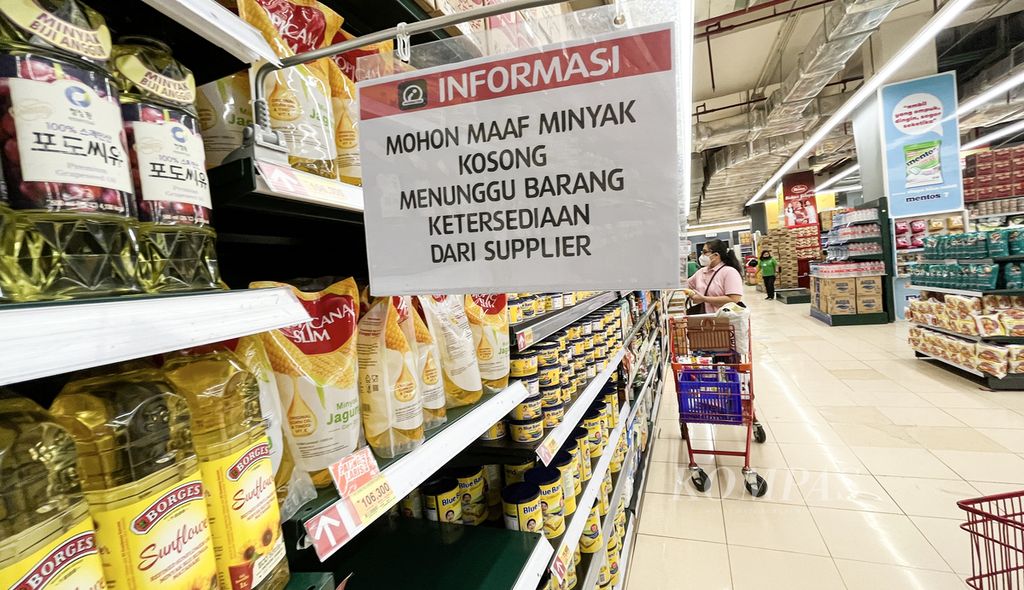 Pemberitahuan perihal stok minyak goreng sawit yang kosong di sebuah pusat perbelanjaan ritel di kawasan Kebayoran Lama, Jakarta Selatan, Minggu (13/3/2022).