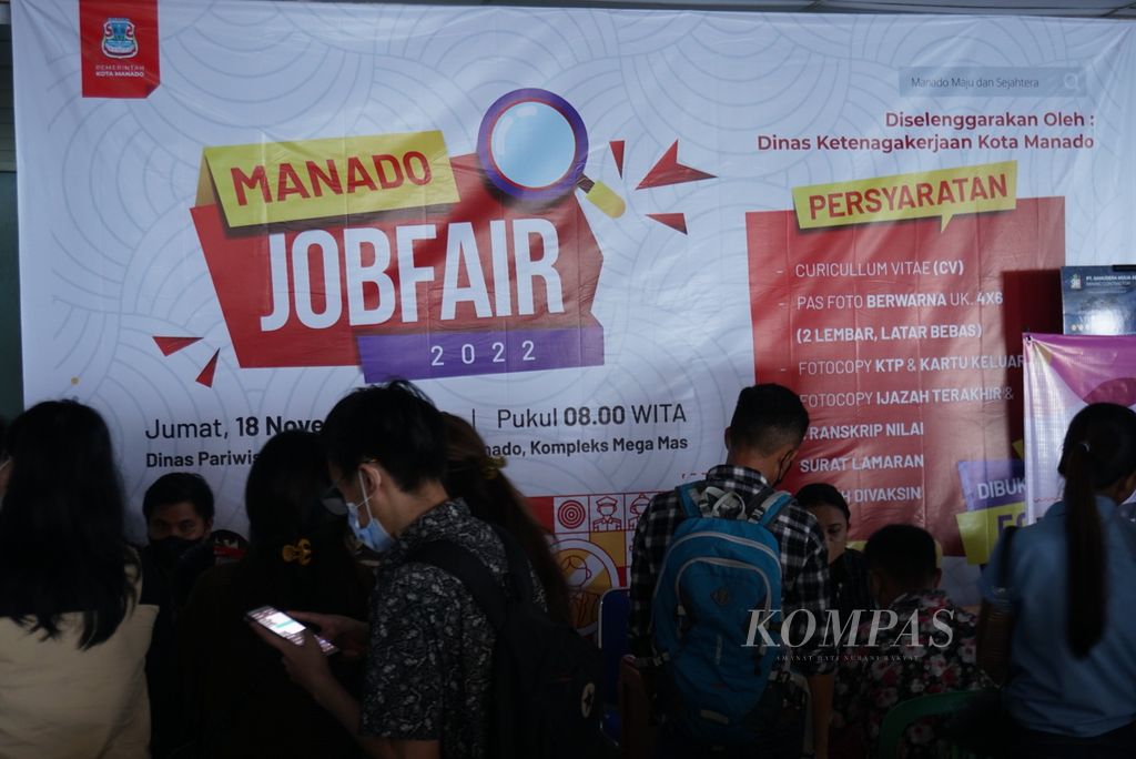 Para pencari kerja memadati Manado Job Fair 2022 yang digelar di Kantor Dinas Pariwisata Manado, Sulawesi Utara, Jumat (18/11/2022). Jumlah peserta mencapai ribuan, tetapi lowongan yang tersedia hanya sekitar 700.