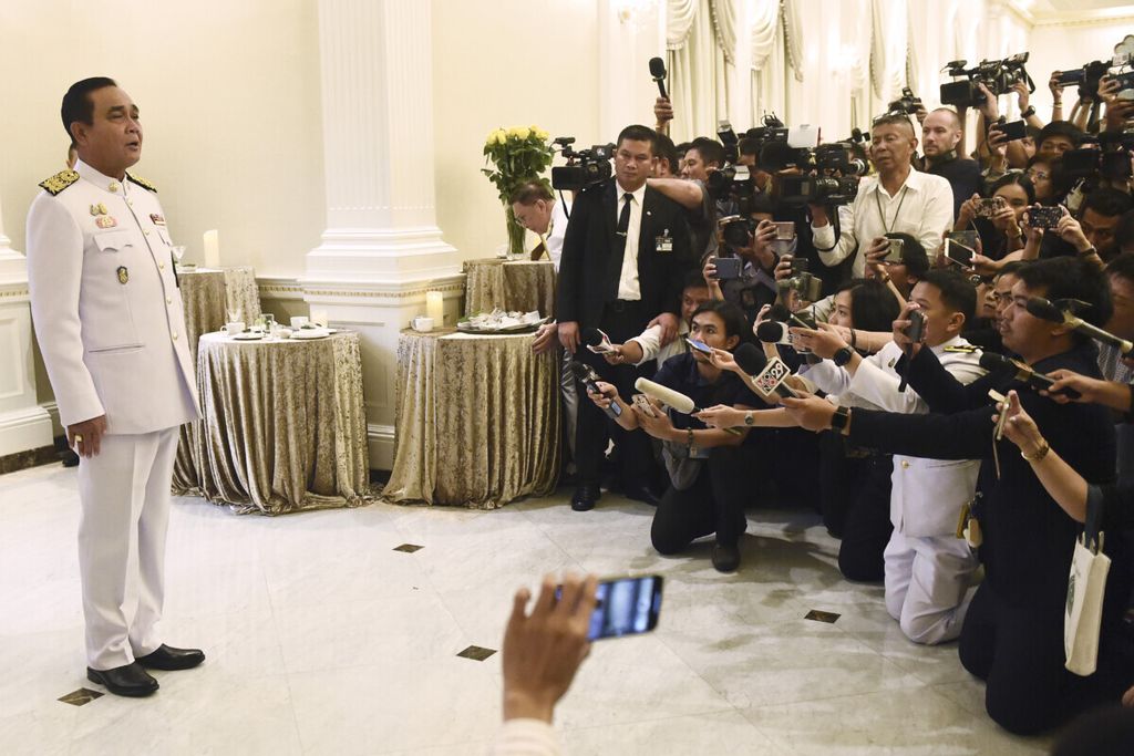 Perdana Menteri Thailand Prayuth Chan Ocha berbicara kepada media yang telah menunggunya di Bangkok, Thailand, 11 Juni 2019. Prayuth, yang pada pemilu 2023 nanti mengincar masa jabatan ke tiga sebagai PM Thailand, Selasa (21/2/2023) mengumumkan keputusan pemerintah membubarkan parlemen pada Maret 2023. 