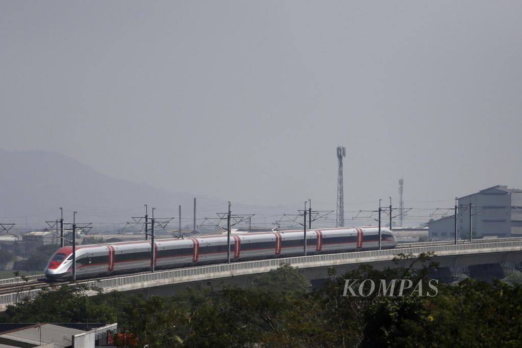 Uji coba kereta cepat dari Stasiun Tegalluar menuju Stasiun Padalarang, Bandung, Jawa Barat, Jumat (4/8/2023). 
