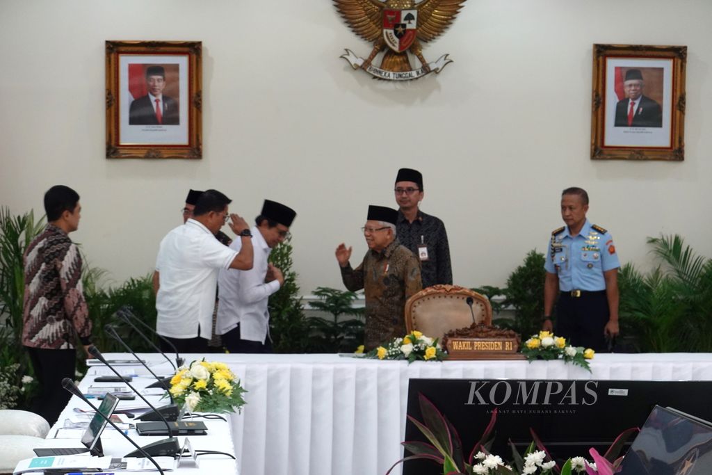 Wakil Presiden Ma'ruf Amin memimpin rapat koordinasi pengarah dan pelaksana Tim Percepatan Penurunan Stunting (TPPS) di Istana Wapres, Jakarta, Selasa (19/3/2024). 