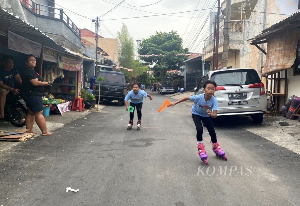 Anak-anak berlatih sepatu roda di Jalan Batan Timur Raya, Kelurahan Miroto, Kecamatan Semarang Tengah, Kota Semarang, Jawa Tengah, Jumat (9/9/2022). 