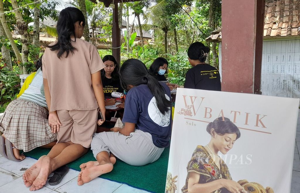 Yayasan Arek Lintang (Alit) Indonesia didukung sejumlah lembaga swadaya masyarakat, di antaranya Die Sternsinger Kindermissionswerk dan Schmitz Stiftungen, mengadakan peringatan Hari Anak Sedunia 2023 di Gedung Wantilan Pura Dalem Tampaksiring di Gianyar, Bali, Minggu (19/11/2023). 