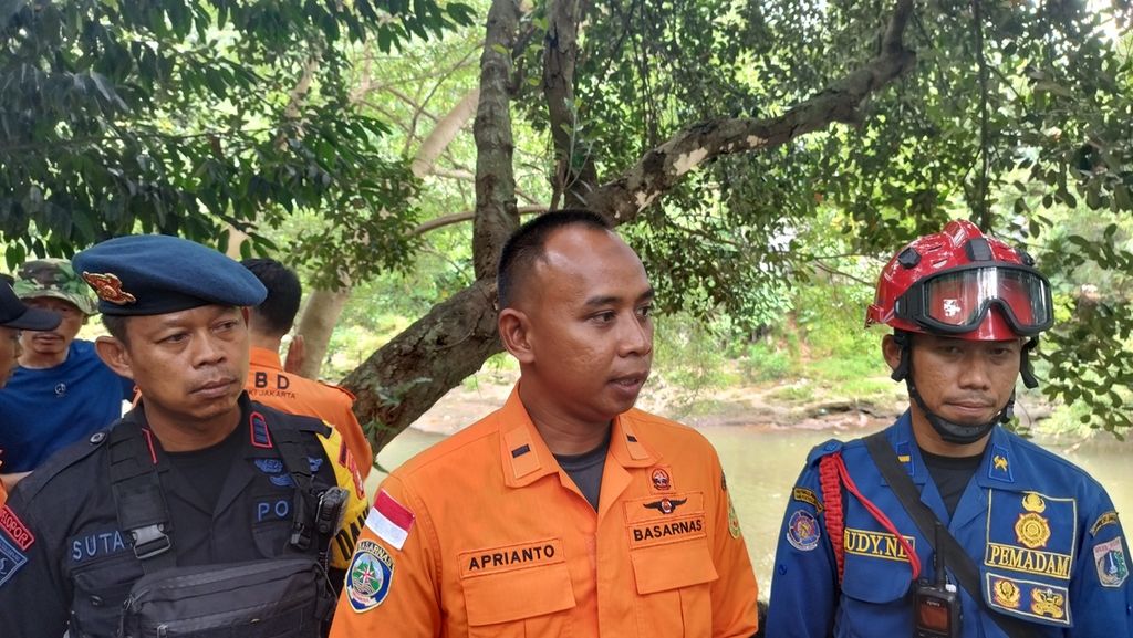 Komandan Tim Basarnas Aprianto tengah menjelaskan proses pencarian dua anak yang dilaporkan hilang di Sungai Ciliwung, Kelurahan Lenteng Agung, Kecamatan Jagakarsa, Jakarta Selatan, Senin (16/1/2023).