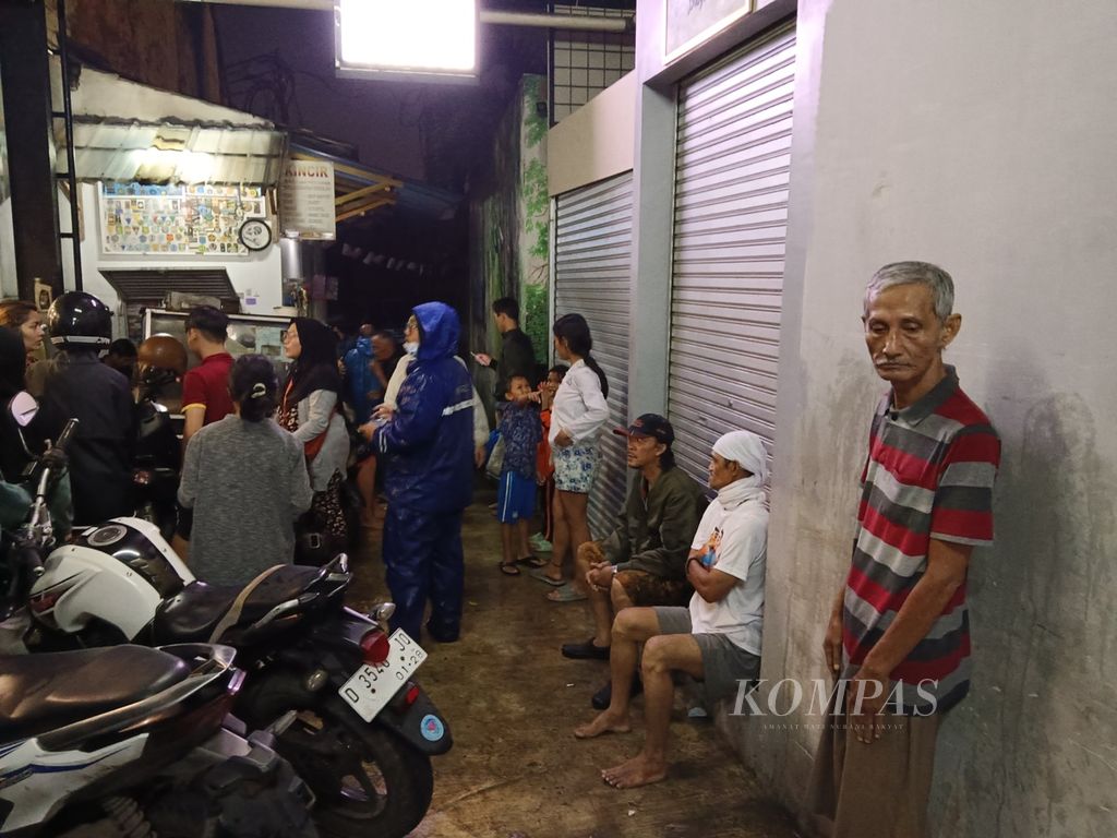 Tampak para warga yang menjadi korban banjir di Kelurahan Braga, Kota Bandung, Jawa Barat, Kamis (11/1/2024). Diperkirakan lebih dari 100 rumah warga terdampak banjir.