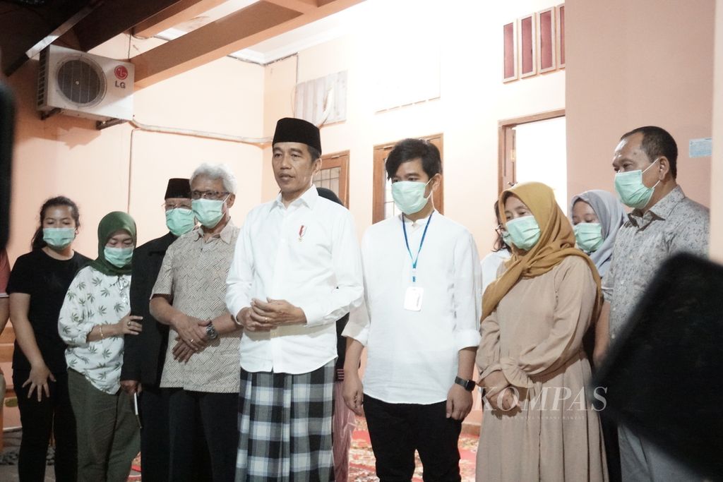 Presiden Joko Widodo menyampaikan keterangan tentang kabar duka meninggalnya Ny Sujiatmi Notomiharjo di rumah duka Solo, Jawa Tengah, Rabu (25/3/2020). Ibunda Presiden Jokowi meninggal di RS Slamet Riyadi, Surakarta.