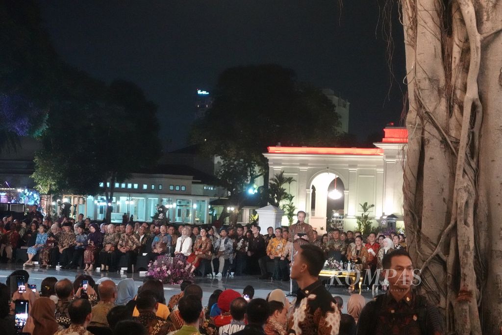 Presiden Joko Widodo saat memberikan sambutan pada acara Istana Berbatik, sebuah pagelaran busana menampilkan ragam batik Nusantara, yang digelar di halaman Istana Merdeka, Jakarta, Minggu (1/10/2023). 