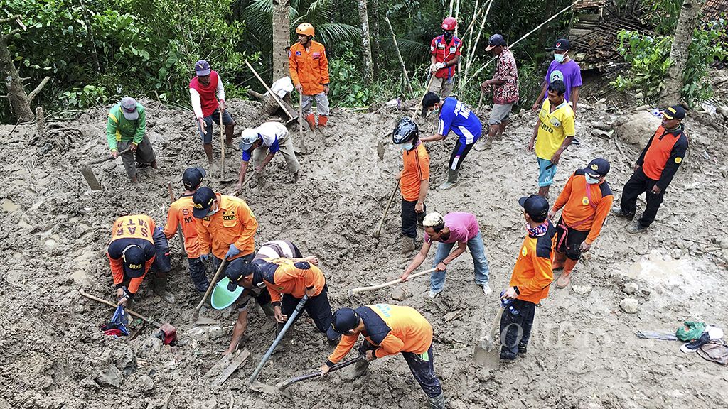 Operasi pencarian dan penyelamatan (SAR) terhadap empat korban yang tertimbun tanah longsor, Sabtu (2/12), di Dusun Duren, Desa Klesem, Kecamatan Kebonagung, Kabupaten Pacitan, Jawa Timur. Banjir dan tanah longsor mengakibatkan 25 orang tewas dan memaksa 7.000 orang mengungsi.