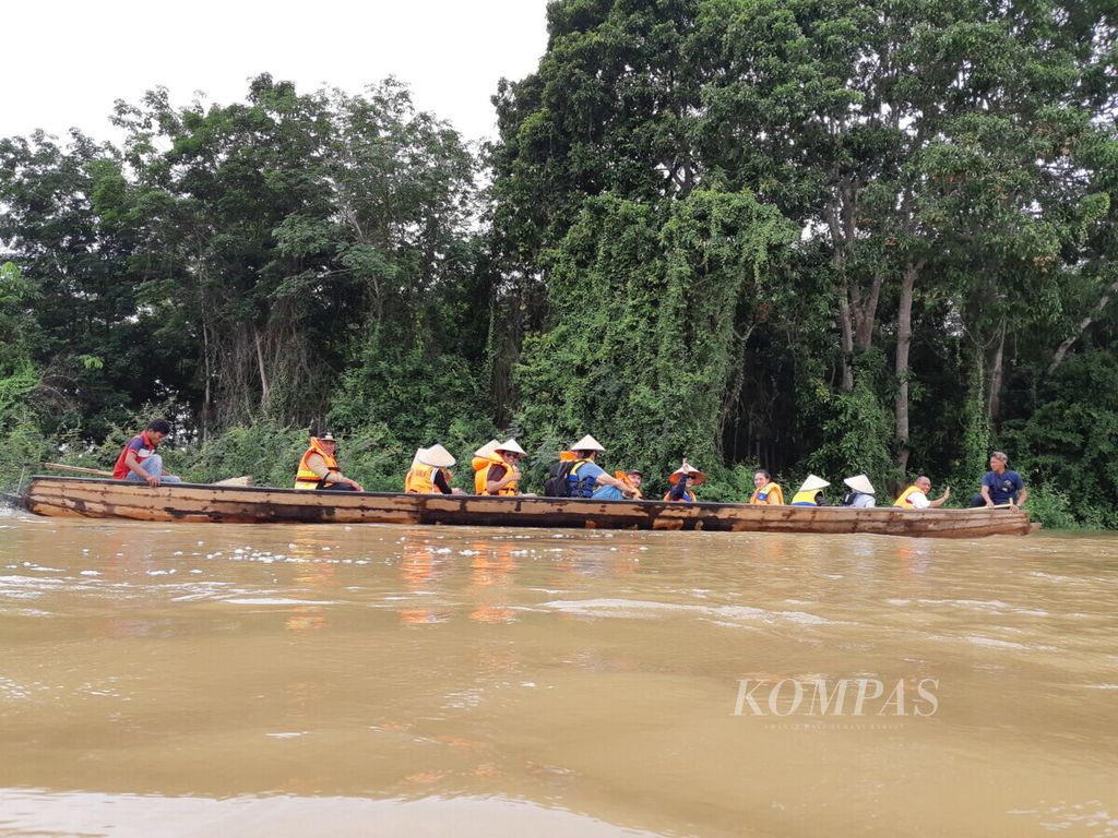 Bupati Tulang Bawang Barat (Tubaba) Umar Ahmad (kedua dari belakang) mengantar para penari dari berbagai negara menyusuri Sungai Way Kiri menuju ke Talang Kappung, Sabtu (25/1/2020), di Kabupaten Tulang Bawang Barat, Lampung.