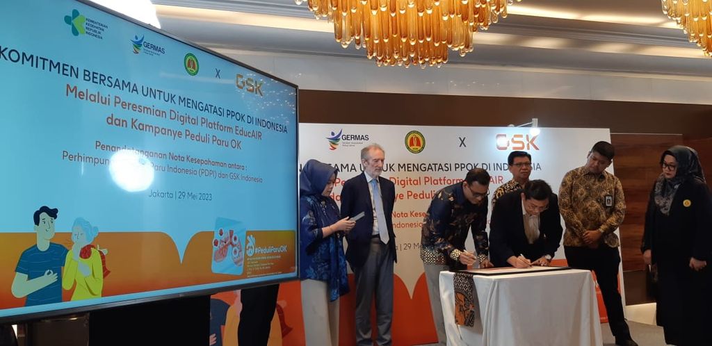 Penandatanganan kerja sama pemanfaatan platform digital EducAIR dan Kampanye Peduli Paru OK dilakukan antara Perhimpunan Dokter Paru Indonesia dengan GSK Indonesia di Jakarta, Senin (29/5/2023).