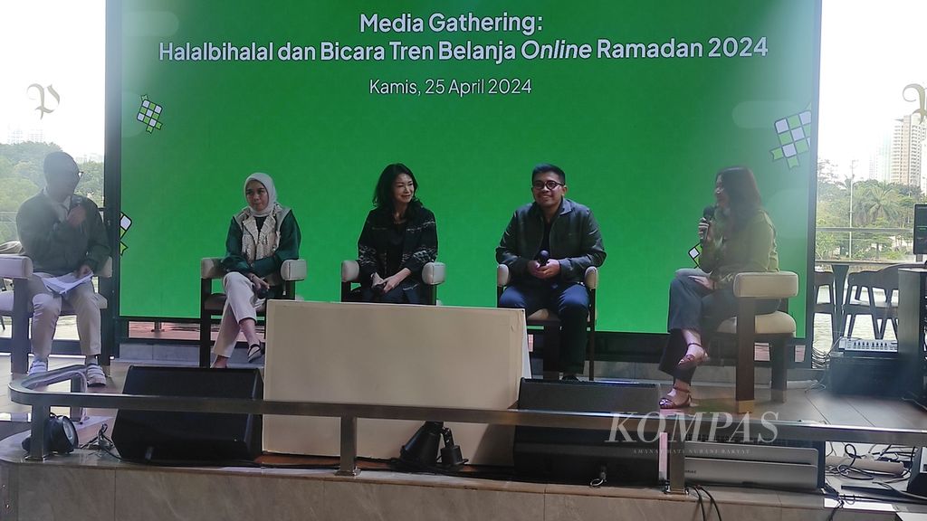 E-Commerce Communication Director Shop | Tokopedia Nuraini Razak (ketiga dari kiri) duduk bersama dengan mitra penjual yang sukses, yaitu Lira Krisnalisa (pemilik merek Jenna and Kaia), Akram Amrullah Rajab (pemilik merek Hijrafood Meatshop), dan Jessica Anggrainy (pemilik merek Tulus Skin). Mereka hadir saat sesi halalbihalal dengan media, Kamis (25/4/2024), di Jakarta.