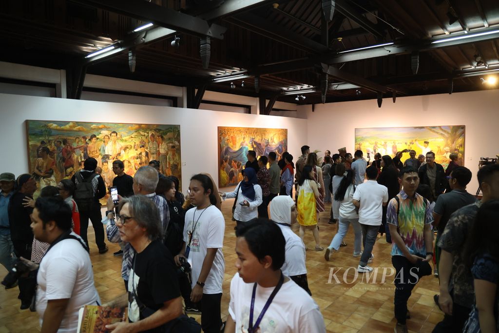 Suasana peluncuran buku <i>Ratu Adil</i> karya Sindhunata sekaligus pameran lukisan karya Budi Ubrux di Bentara Budaya Jakarta, Kamis (11/1/2024). 