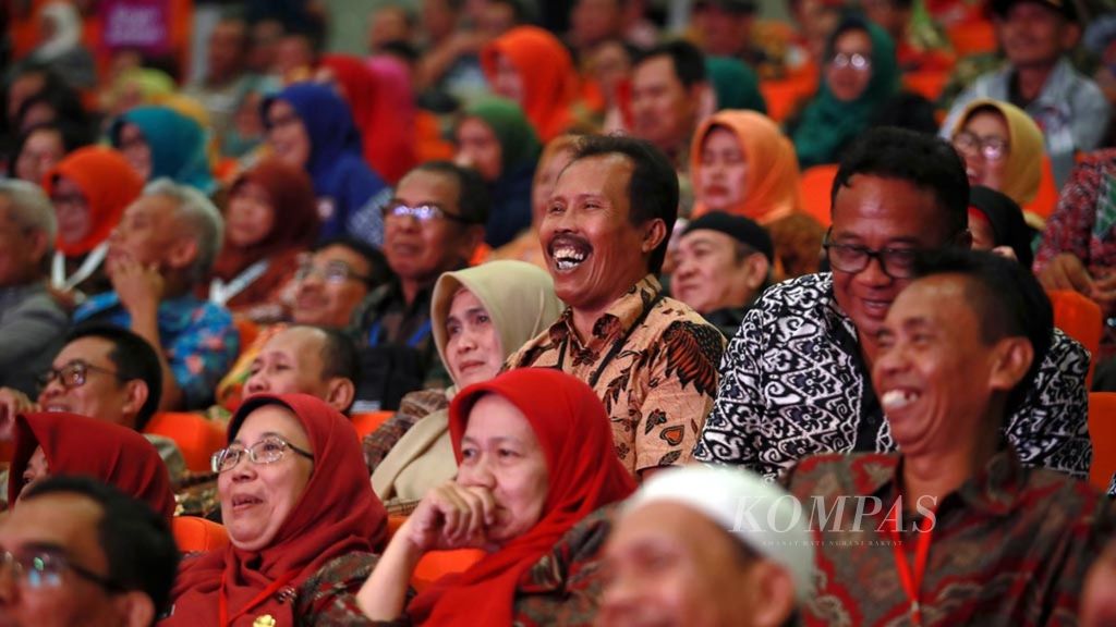 Aparatur sipil negara yang akan segera pensiun dan yang sudah pensiun tertawa lepas saat komedian Cak Lontong dan Nur Akbar menghibur mereka dalam acara Program Wirausaha ASN dan Pensiunan di Sentul International Convention Center, Bogor, Jawa Barat, pertengahan Januari 2019. 