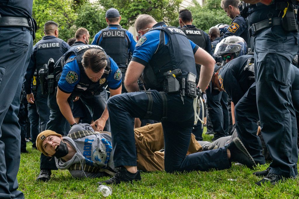 Seorang mahasiswa ditangkap aparat dalam unjuk rasa pro-Palestina di University of Texas di Austin, Texas, AS, 24 April 2024. 