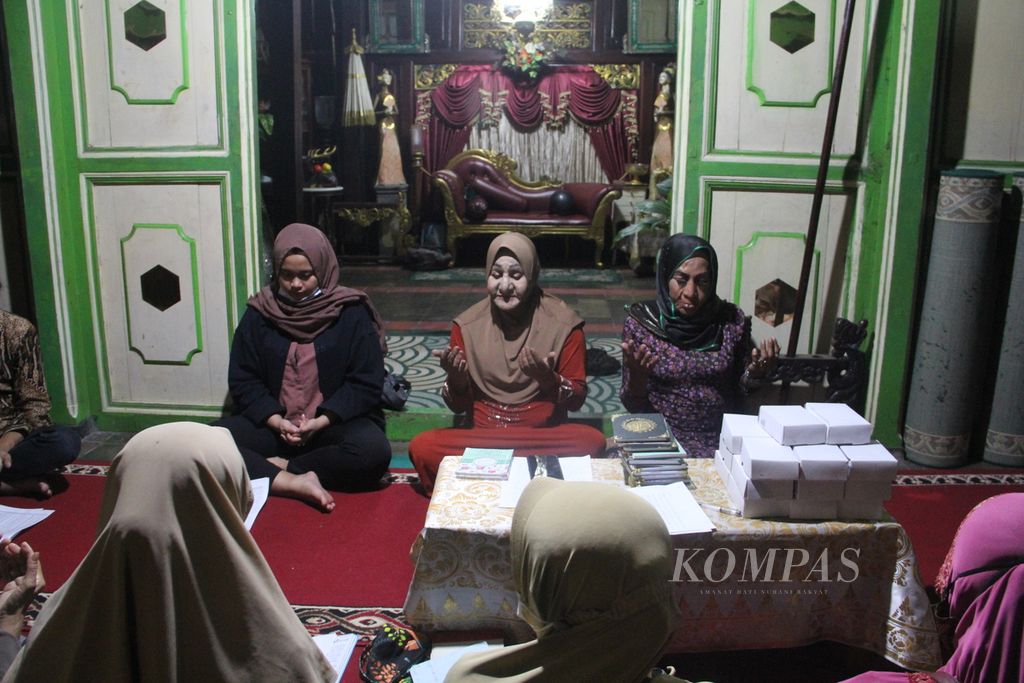 A number of people attend a mujahadah or prayer together at the Al Fatah Waria Islamic Boarding School, Jagalan Village, Banguntapan District, Bantul Regency, Yogyakarta Special Region, Friday (22/7/2022) night.
