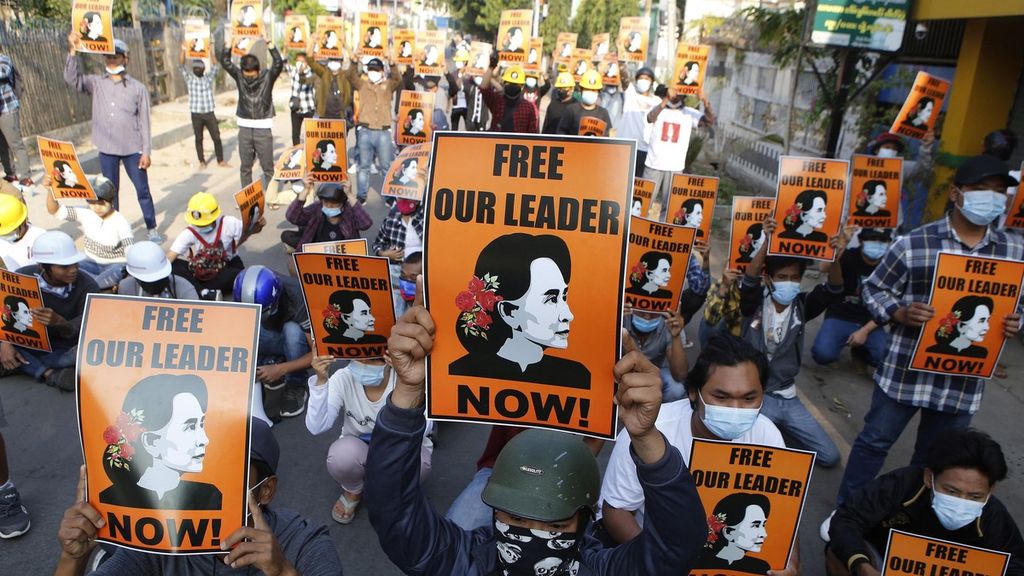 Rakyat sipil membawa poster yang menuntut pembebasan pemimpin sipil Myanmar Aung San Suu Kyi saat unjuk rasa menentang kudeta militer di Naypyidaw, Myanmar, 4 Maret 2021.  