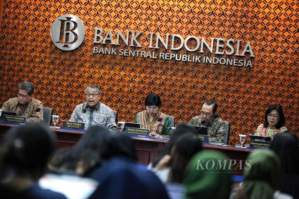 Rapat Dewan Gubernur Bank Indonesia menaikkan suku bunga acuan pada Oktober 2023 sebesar 25 basis poin menjadi 6 persen. 