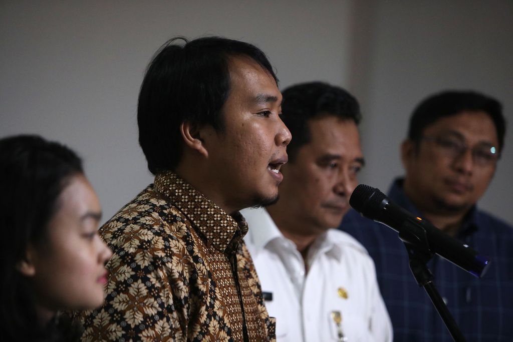 Peneliti Perludem Fadli Ramadhanil memberikan keterangan seusai pertemuan dan diskusi mengenai RUU Pemilu di Kantor Kemendagri, Jakarta, Rabu (19/2/2020). 