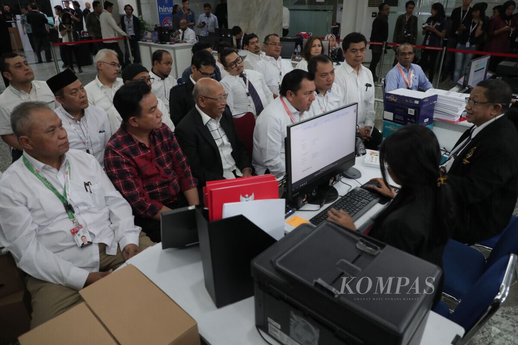 Tim hukum pasangan calon presiden-wakil presiden Joko Widodo-Ma'ruf Amin menyerahkan dokumen perbaikan keterangan sebagai pihak terkait dan bukti tambahan dalam sengketa perselisihan hasil pemilu pilpres kepada Mahkamah Konstitusi, di Jakarta, Senin (17/6/2019).