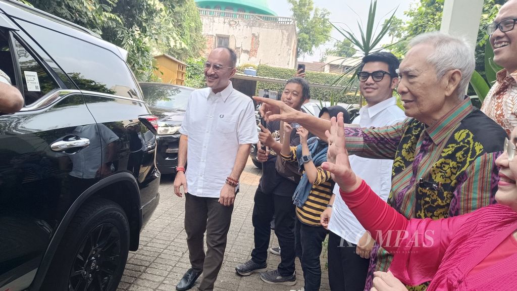 Guntur Soekarnoputra, putra sulung Presiden pertama RI Soekarno, melambaikan tangan kepada calon wakil gubernur Jakarta Rano Karno seusai Rano berkunjung ke rumahnya di Jakarta, Kamis (12/9/2024). 