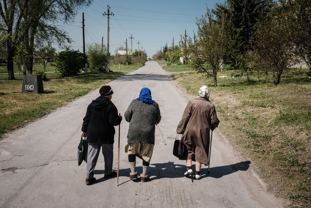Dalam file foto ini diambil pada 06 Mei 2022 para lansia pergi setelah menerima pensiun mereka dari van pengiriman pos yang mencapai garis depan meskipun konflik yang sedang berlangsung di Mayaky, Ukraina timur, di tengah invasi Rusia dari Ukraina.