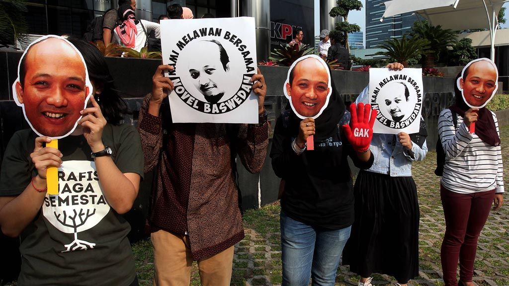 Sejumlah aktivis  dari Koalisi Masyarakat Sipil melakukan aksi mengecam aksi kekerasan terhadap Novel Baswedan di depan gedung Komisi Pemberantasan Korupsi (KPK), Jakarta, Selasa (11/4). Mereka dengan membawa gambar wajah Novel meminta pemerintah untuk mengusut tuntas kekerasan tersebut.