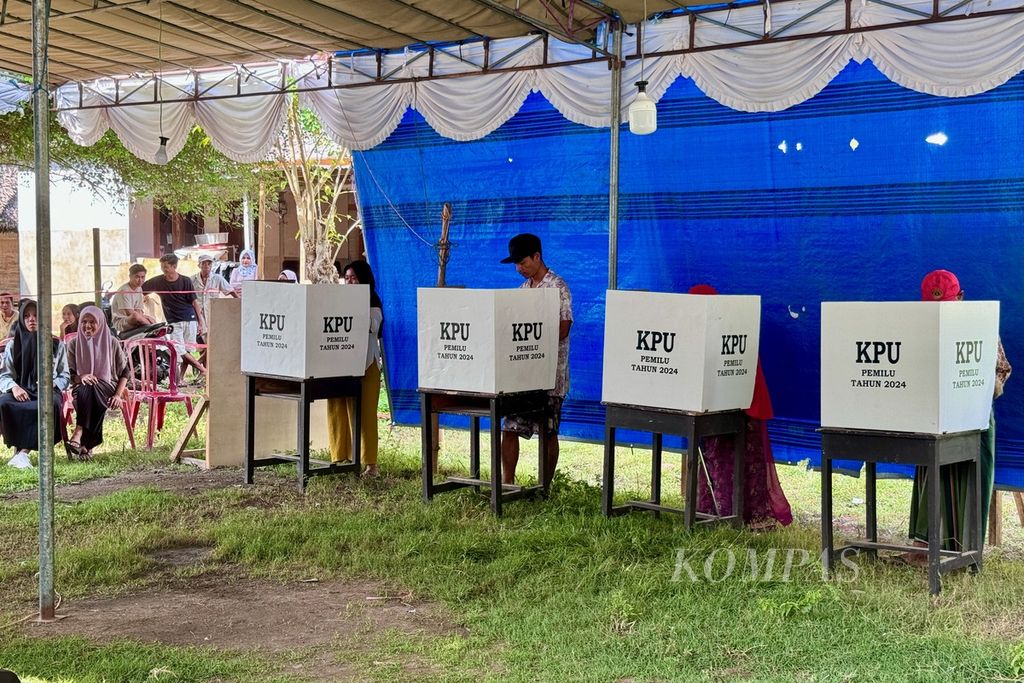 Warga memberikan suara di bilik suara pada pemungutan suara ulang di Tempat Pemungutan Suara (TPS) 12 Desa Sigar Penjalin, Kecamatan Tanjung, Kabupaten Lombok Utara, Nusa Tenggara Barat, Rabu (21/2/2024).