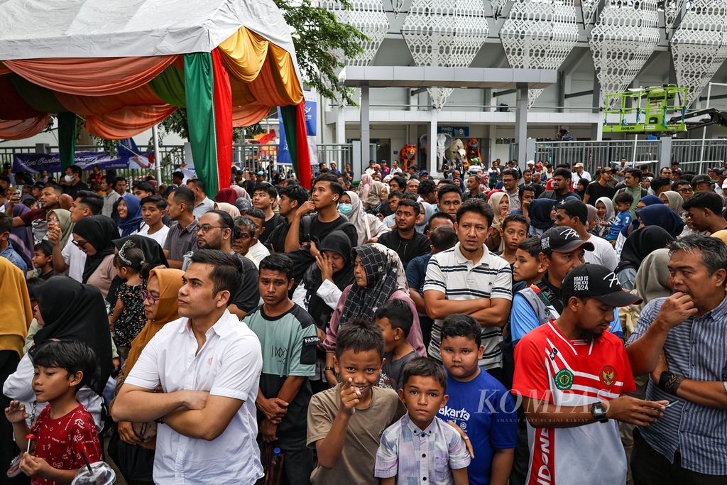 Warga antusias menyaksikan putaran final panjat tebing <i>speed </i>perseorangan PON Aceh-Sumut 2024 di Kompleks Stadion Harapan Bangsa, Banda Aceh, Aceh, Rabu (11/9/2024). 