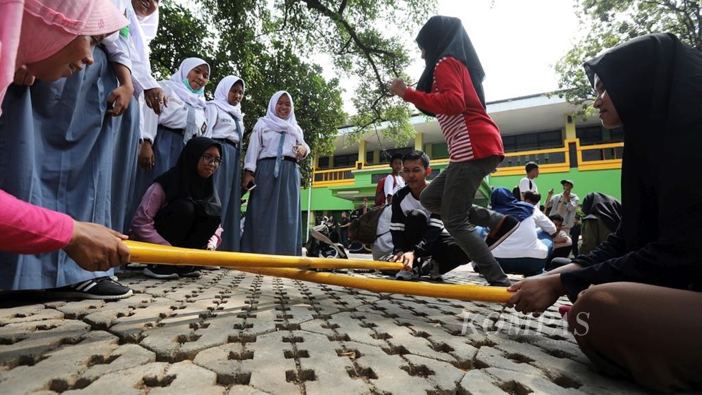 Sejumlah remaja memainkan permainan tradisional Rangku Alu pada acara Jambore Kreativitas Gen Z di SMKN 26, Rawamangun, Jakarta, Minggu (29/7/2018).