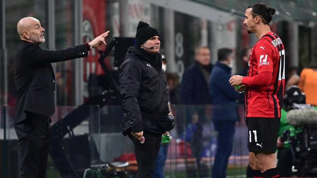 Pelatih AC Milan Italia Stefano Pioli (kiri) memberikan instruksi di hadapan striker timnya, Zlatan Ibrahimovic (kanan), saat menghadapi Spezia pada laga Liga Italia di Stadion San Siro, Milan, Selasa (17/2/2022).