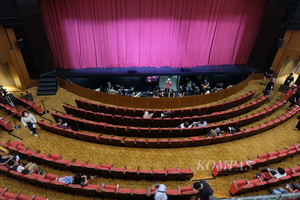 Suasana di teater Ciputra Artpreneur, Jakarta, Jumat (18/3/2022) malam. Teater ini digunakan untuk menggelar pertunjukan musikal bertajuk Hai Pemuda: The Musical” pada Sabtu (19/3/2022). Pertunjukan ini dibagi menjadi dua sesi. Masing-masing sesi berdurasi sekitar dua jam dan dihadiri oleh 500 penonton atau 50 persen dari kapasitas maksimal ruang teater.