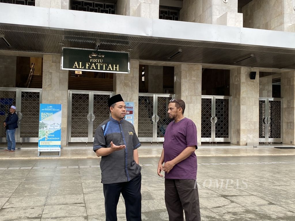 Hisyam berbincang-bincang bersama Nur Khayin Muhdlor, pengurus Masjid Istiqlal di Masjid Istiqlal, Jakarta. 