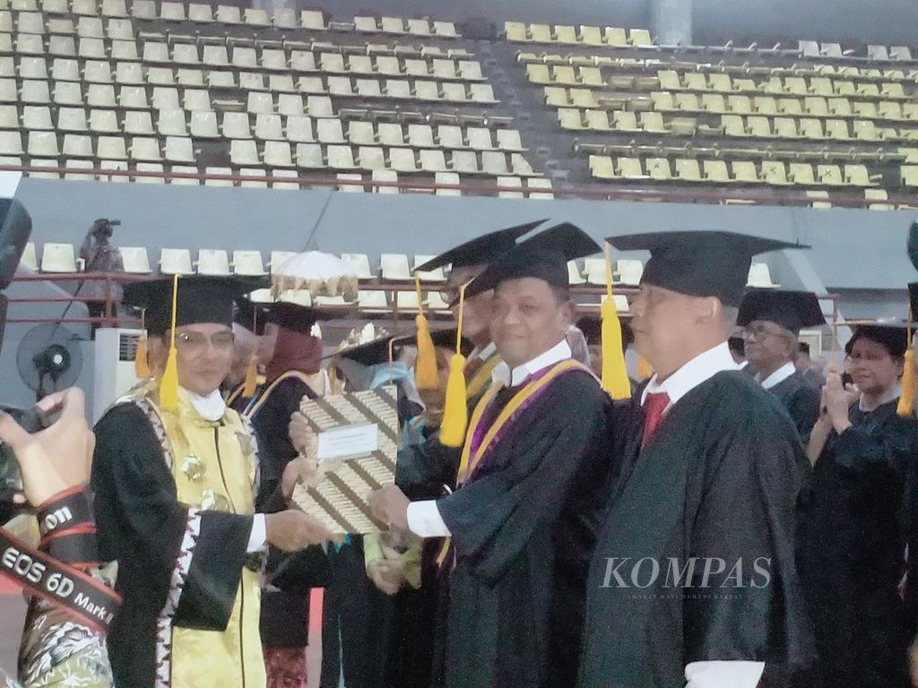 Pelaksana Tugas Rektor Universitas Lampung M. Sofwan Effendi mengukuhkan 19 guru besar di Gedung Serbaguna Unila, Bandar Lampung, Lampung, Rabu (30/11/2022).