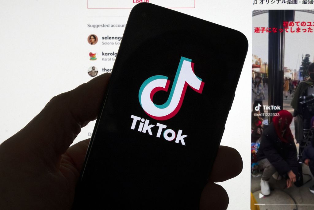 Logo Tiktok terpampang di sebuah telepon pintar, 18 Maret 2023. 
