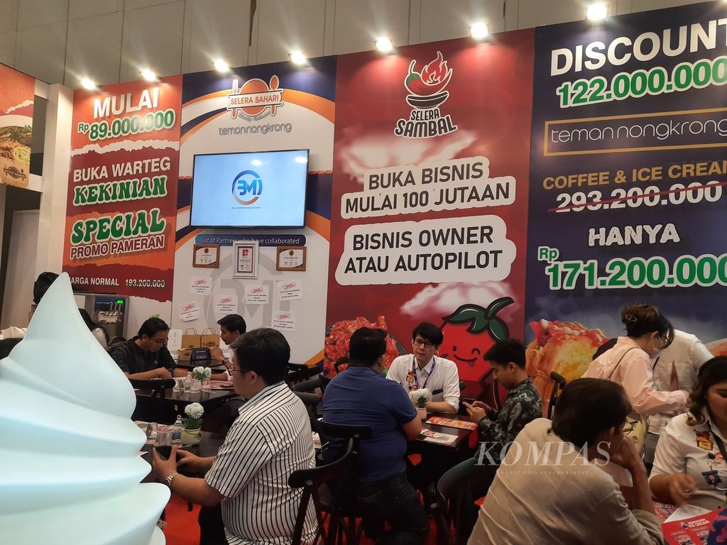 Suasana stan PT Berjaya Makmursukses Indotama (BMI) yang menaungi merek Selera Bahari, Teman Nongkrong, dan Selera Sambal dalam Waralaba Internasional, Lisensi, dan Pameran serta Konferensi Konsep Bisnis (IFRA) 2023 di ICE BSD, Tangerang, Banten, Jumat (25/8/2023). 