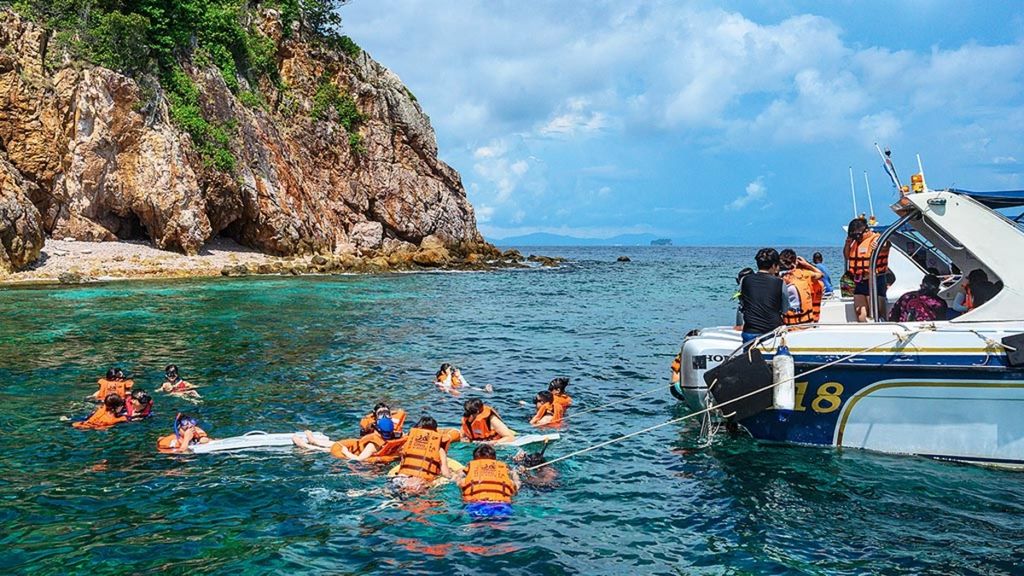 Foto yang diambil pada Jumat (4/10/2019) menunjukkan rombongan turis asal China menikmati keindahan laut dengan menggunakan snorkel di perairan Green Island di Laut Andaman. Kemakmuran karena pertumbuhan ekonomi yang tinggi membuat warga China mampu berwisata ke berbagai negara di dunia.
