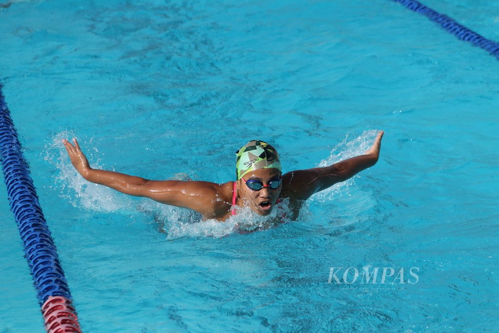 Atlet renang paralimpiade klasifikasi S14 atau tuna grahita Syuci Indriani berlatih di kolam renang Jatidiri, Semarang, Jawa Tengah, Rabu (27/7/2022). Syuci diharapkan bisa menyumbangkan dua medali emas bagi tim Merah Putih dalam ASEAN Para Games 2022 yang berlangsung pada 30 Juli-6 Agustus.