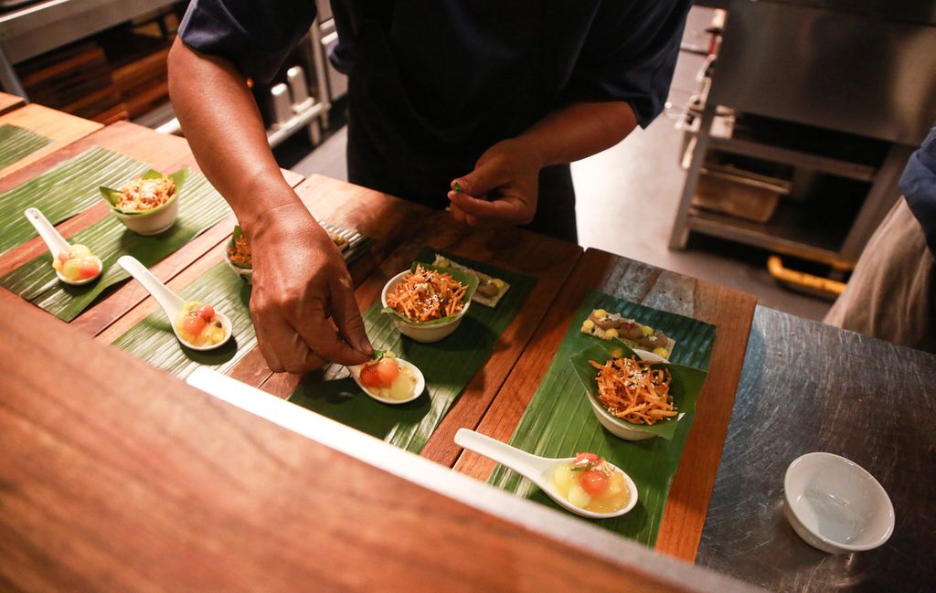 Kepala <i>chef</i> di Kaum Restoran Rachmad Hidayat mempersiapkan rujak sebagai menu pembuka dalam acara Kaum Santap Malam Series ketiga di Restoran Kaum Jakarta, Kamis (8/9/2022) malam. 