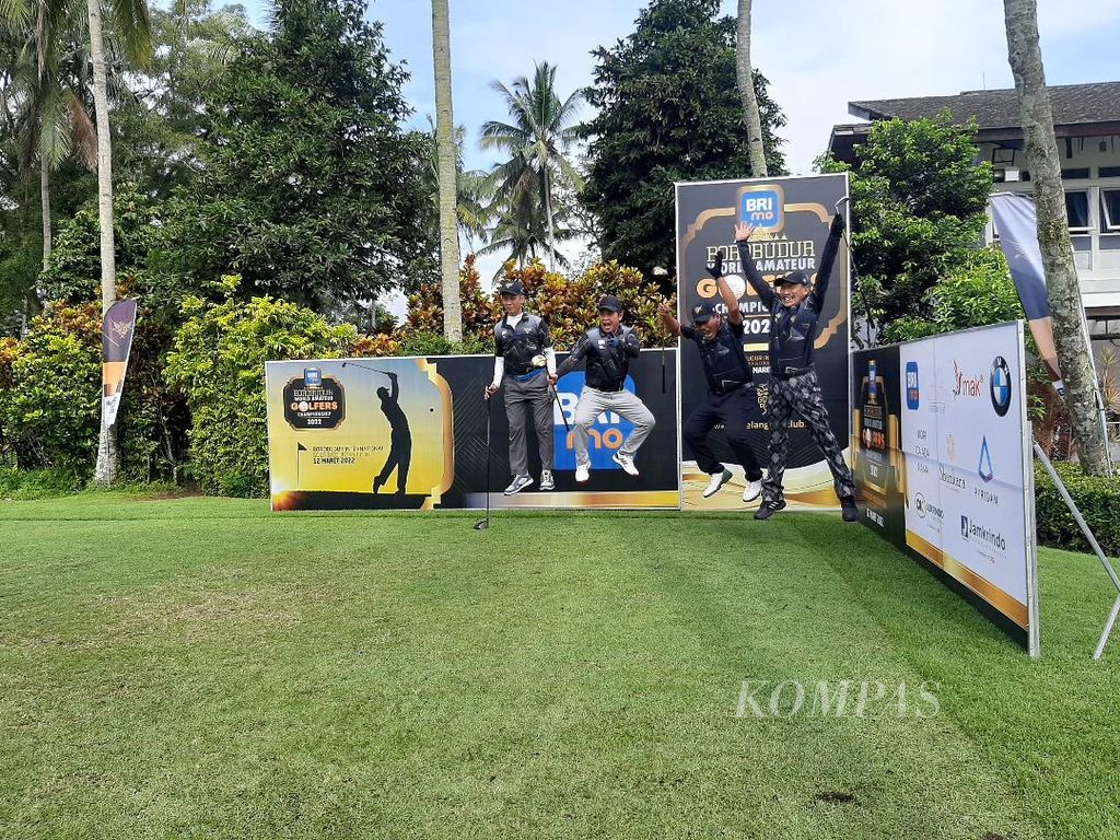 Di sela-sela turnamen, sejumlah peserta Borobudur World Amateur Golfers Championship (BWAGC) menikmati waktu dengan berfoto bersama rekan-rekannya, sesama pegolf amatir, Sabtu (12/3/2022).