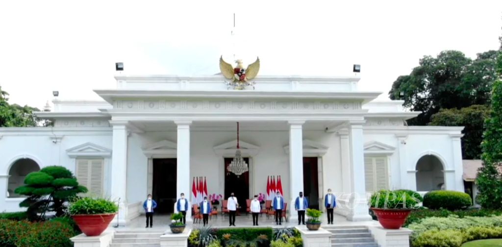 Presiden Joko Widodo didampingi Wakil Presiden Ma’ruf Amin mengumumkan enam nama menteri baru yang akan menjadi bagian dari Kabinet Indonesia Maju, Selasa (22/12/2020) sore.