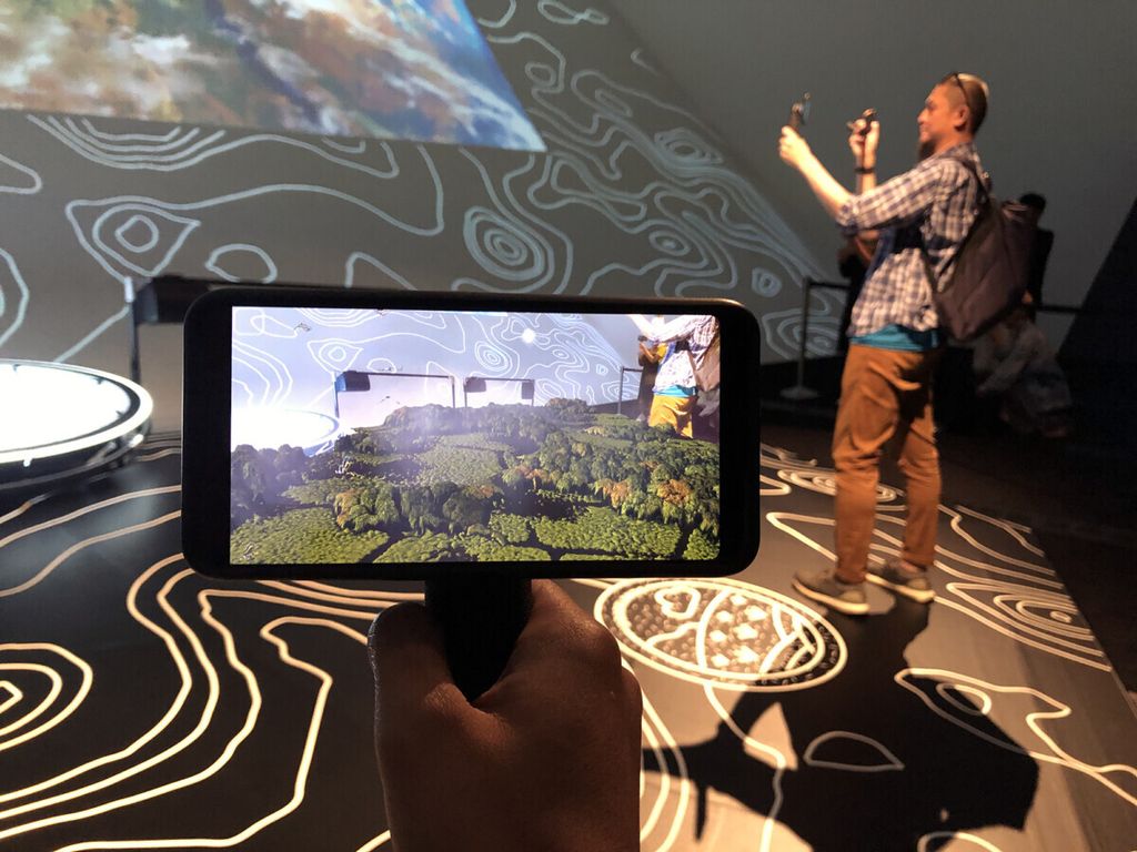 Pameran REWILD Our Planet di Museum ArtScience Marina Bay Sands, Jumat (5/4/2019), mengajak pengunjung bekerja sama memulihkan kembali lingkungan hidup melalui teknologi <i>augmented reality</i> (AR).