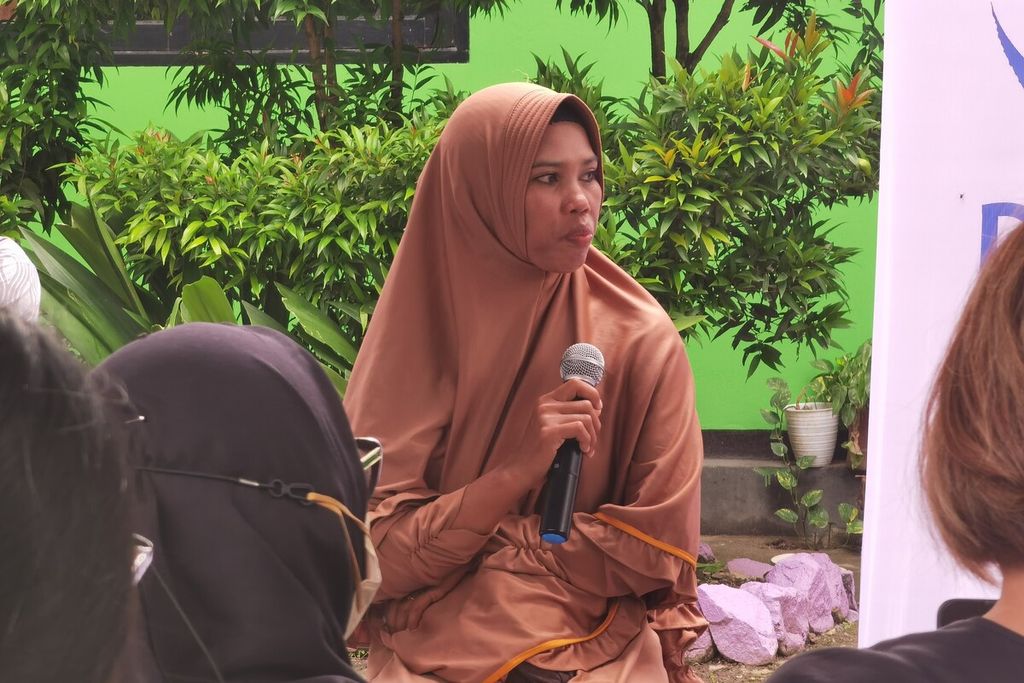 Aminah (30), salah satu pemulung di Tempat Pembuangan Akhir atau TPA Kebon Kongok di Lombok Barat, Nusa Tenggara Barat, Kamis (9/2/2023). 