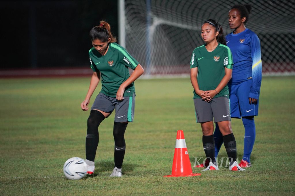 Para pemain tim nasional putri Indonesia berlatih di Lapangan Atletik, kompleks olahraga Jakabaring, Palembang, Sumatera Selatan, Rabu (15/8/2018).